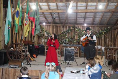 luiza-barbosa-e-neto-d-o-show-na-festa-do-moranguinho