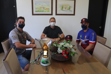 prefeito-recebe-filtradores-segundo-melhor-time-do-estado-no-futebol-7