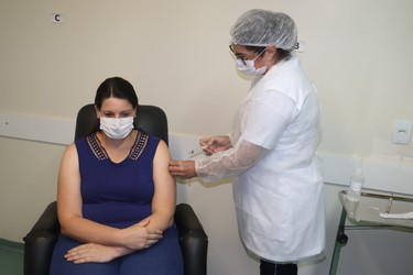 enfermeira-simone-e-a-primeira-vacinada-contra-a-covid-19-em-bom-principio