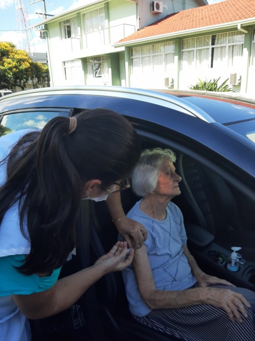 prestes-a-fazer-100-anos-dona-amanda-e-vacinada