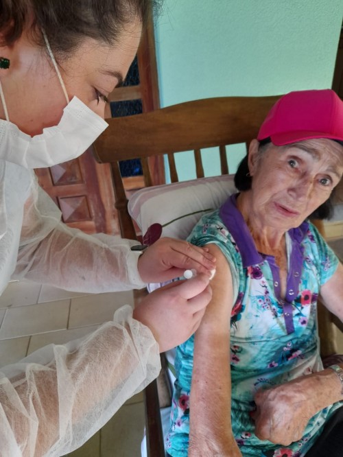 idosos-recebem-segunda-dose-da-vacina