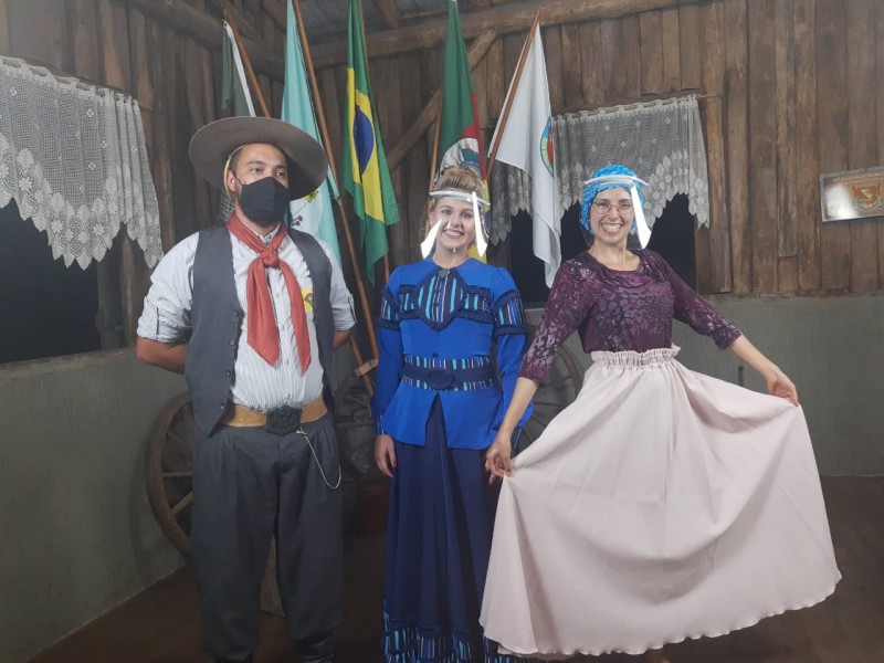 Malu com representantes do CTG Porteira Aberta.jpg