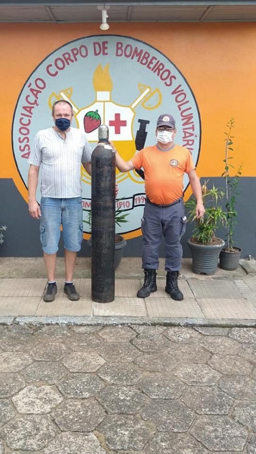 comunidade-engajada-no-emprestimo-de-cilindros-para-oxigenio