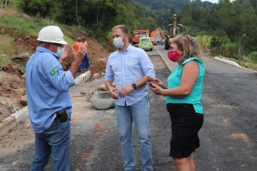 prefeito-acompanha-obra-na-piedade