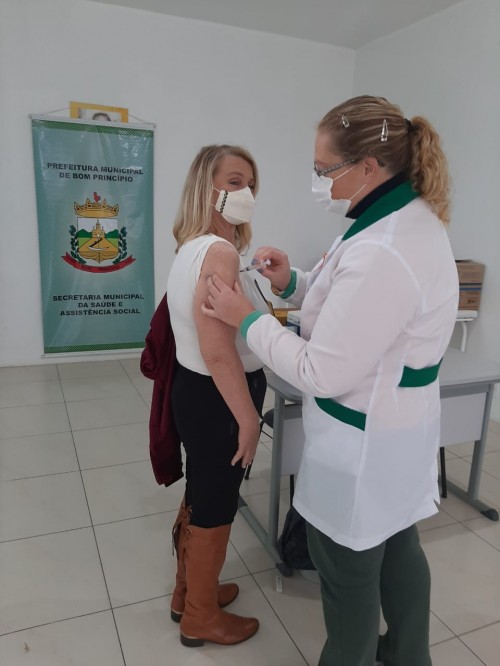 bom-principio-inicia-vacinacao-de-profissionais-da-educacao-e-da-seguimento-a-dose-2-da-coronavac