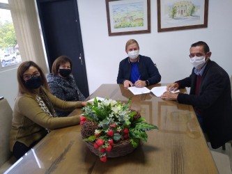 assinado-termo-de-fomento-em-apoio-ao-elo-de-vozes