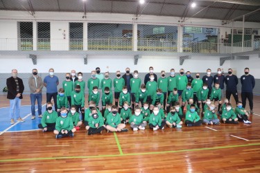 escolinha-bom-principio-recebe-moletons-e-aquece-o-sonho-dos-jovens-atletas