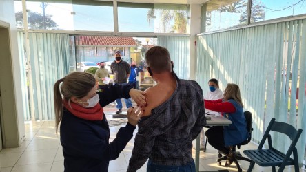 sabado-tem-vacinacao-contra-a-covid-em-bom-principio