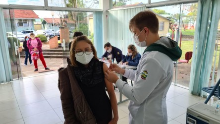 bom-principio-vacina-amanha-pessoas-com-49-anos