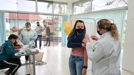 inicia-a-vacinacao-de-quem-tem-24-e-23-anos