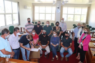 com-os-vereadores-e-a-representantes-da-caixa-executivo-assina-investimentos-de-r-7-milhoes