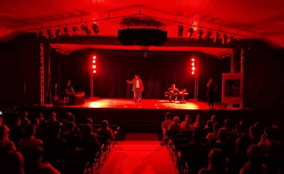 peca-teatral-trouxe-emocao-e-reflexao-ao-palco-do-centro-de-eventos