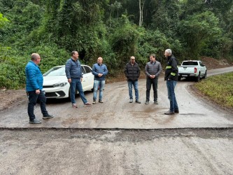 parceria-entre-municipios-garante-asfaltamento-na-divisa-com-sao-vendelino