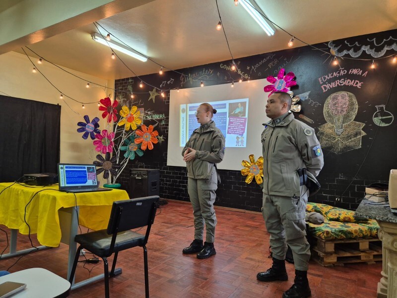 patrulha-maria-da-penha-orienta-estudantes-sobre-prevencao-no-agosto-lilas