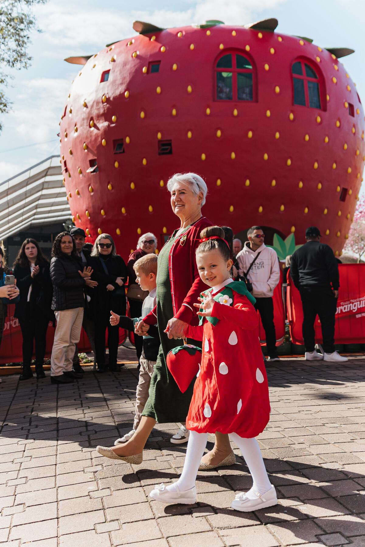 desfile-tematico-encanta-publico-na-21-festa-nacional-do-moranguinho-em-bom-principio