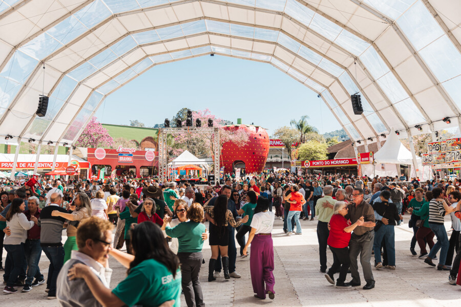tarde-de-sol-musica-e-alegria-marca-o-baile-da-terceira-idade-na-festa-do-moranguinho