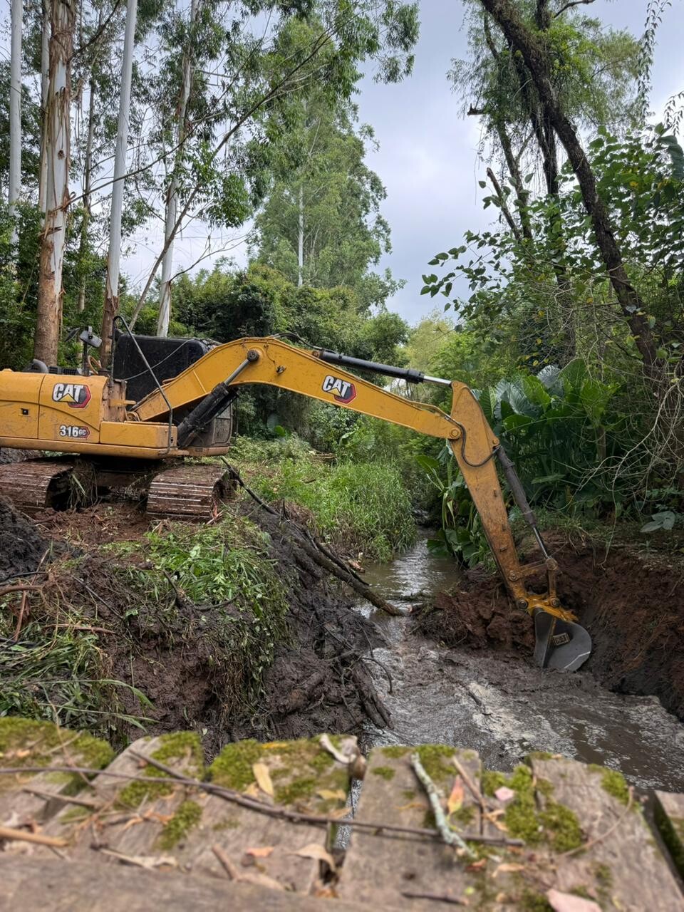 municipio-realiza-desassoreamento-no-arroio-paradiso-e-amplia-seguranca-da-comunidade