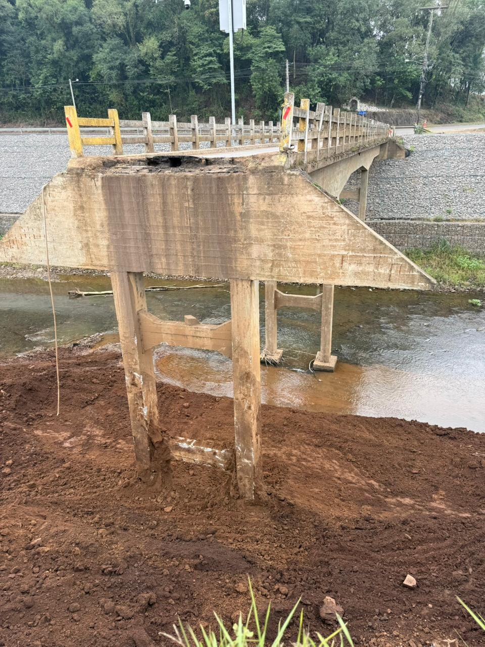 obra-de-r-335-mil-inicia-na-jose-fernando-hartmann-e-ponte-permanece-bloqueada-para-reconstrucao-da-cabeceira