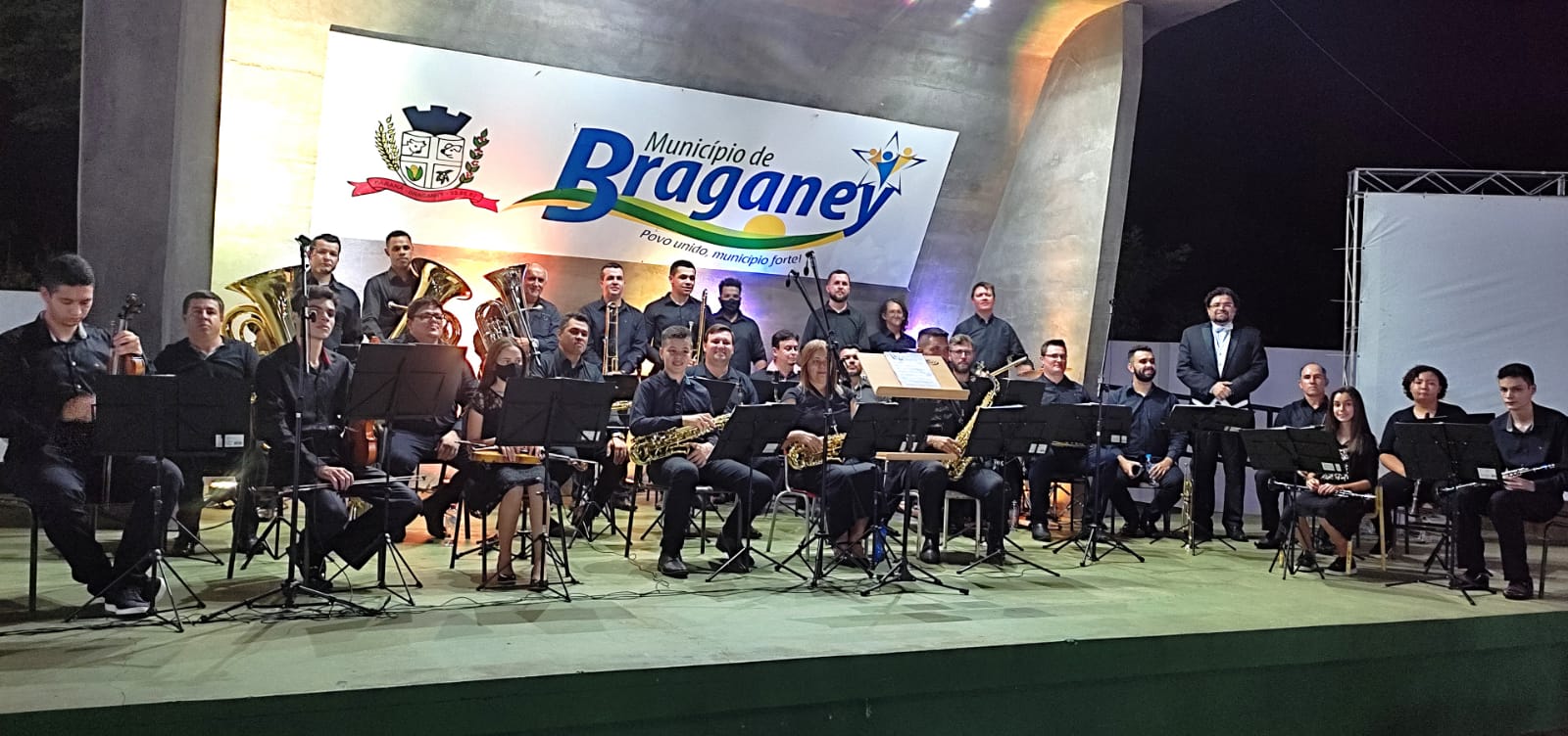 Sinfônica Municipal de Palotina faz abertura oficial do Natal em Braganey 