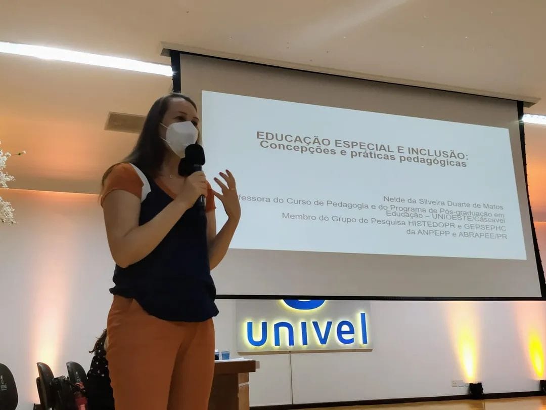 Amop realiza Seminário de Educação discutindo o futuro das salas de aula 
