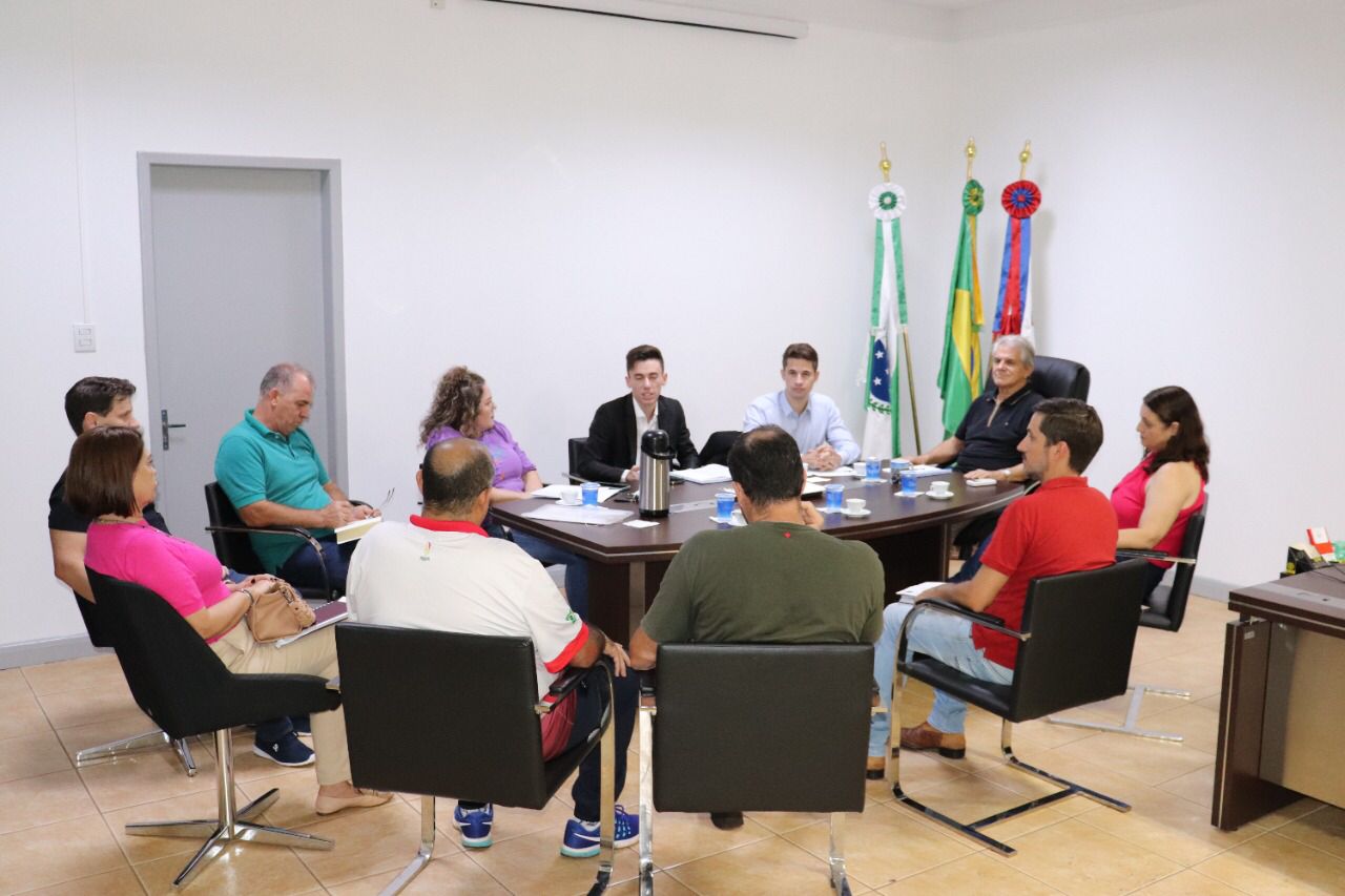 Luiz Ernesto realiza reunião de trabalho com seu secretariado