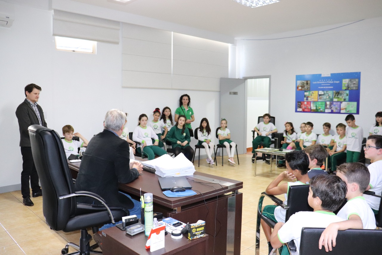 ATRIBUIÇÕES DA GESTÃO PÚBLICA Alunos da Escola Gabriela Mistral  conhecem os trabalhos da Prefeitura