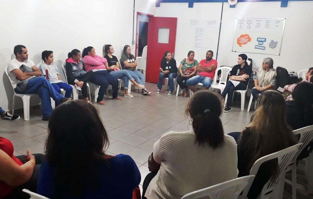 CONVIVÊNCIA E FORTALECIMENTO DE VÍNCULOS Reunião com as famílias  inseridas no Serviço 