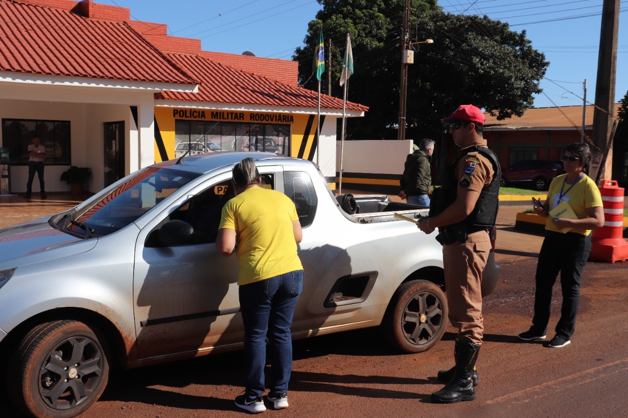 MAIO AMARELO Motoristas que passaram pelo Posto da Polícia  Rodoviária receberam orientações e atendimentos