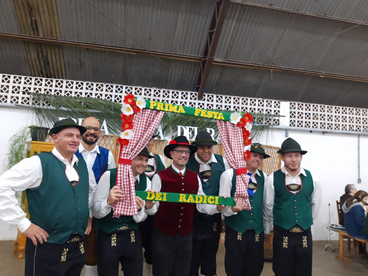 TANZ UND LIEBE Grupo participa de evento folclórico em Pinhalzinho