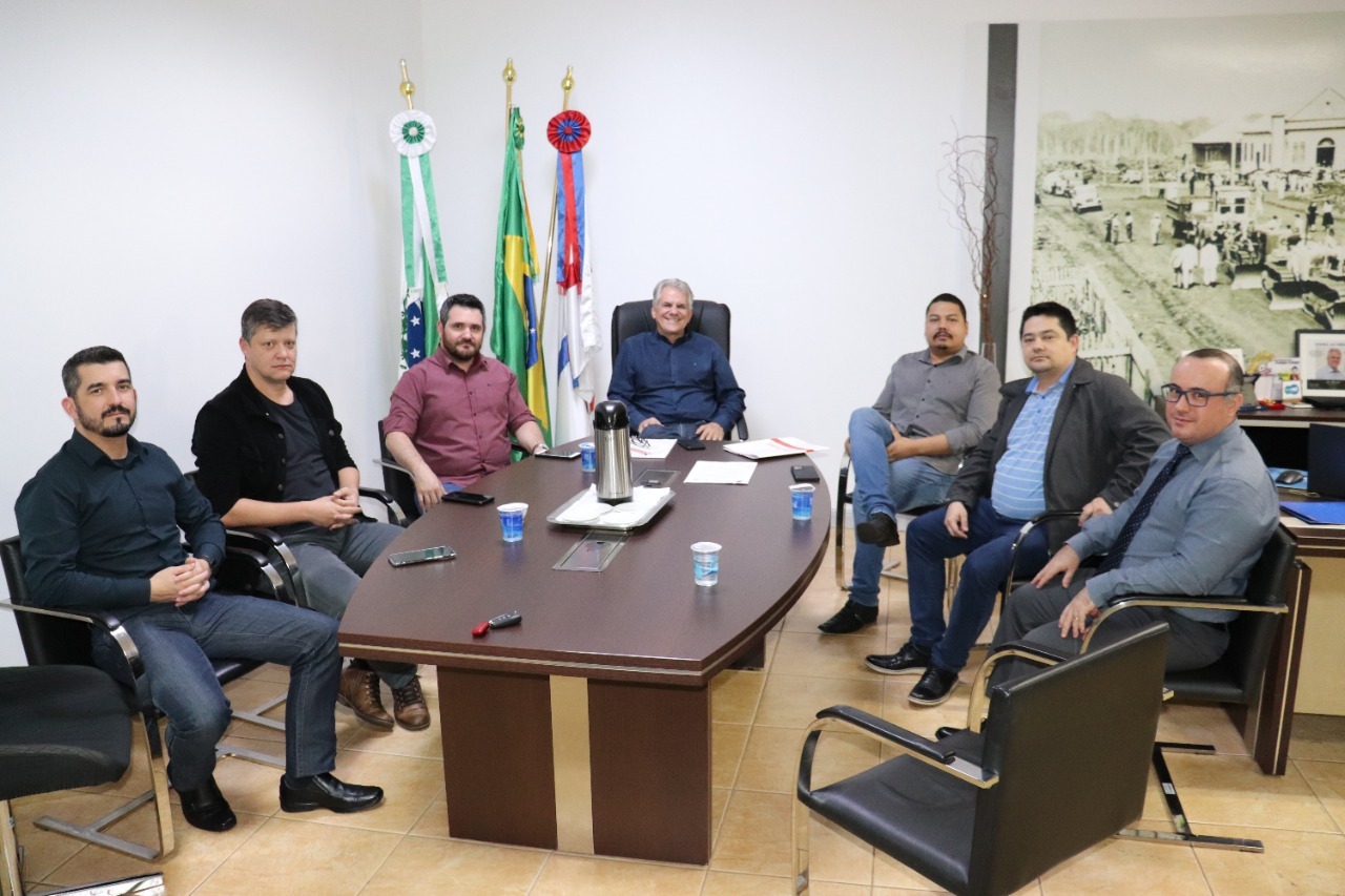 Prefeito Luiz Ernesto realizou reunião  com diretoria do Consamu