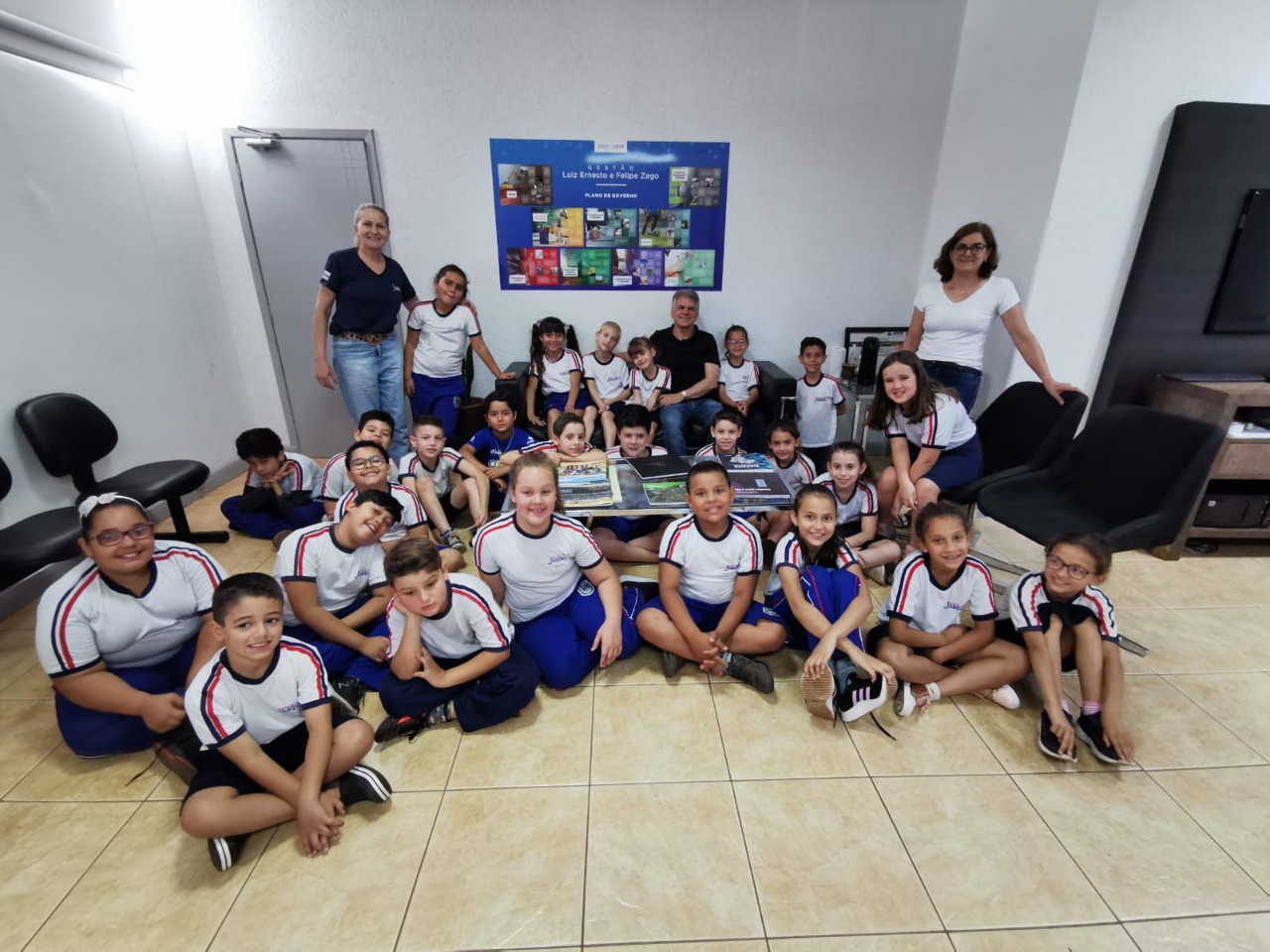 ATRIBUIÇÕES DA GESTÃO PÚBLICA Alunos da Escola Joaquim de Palotina  conhecem os trabalhos da Prefeitura