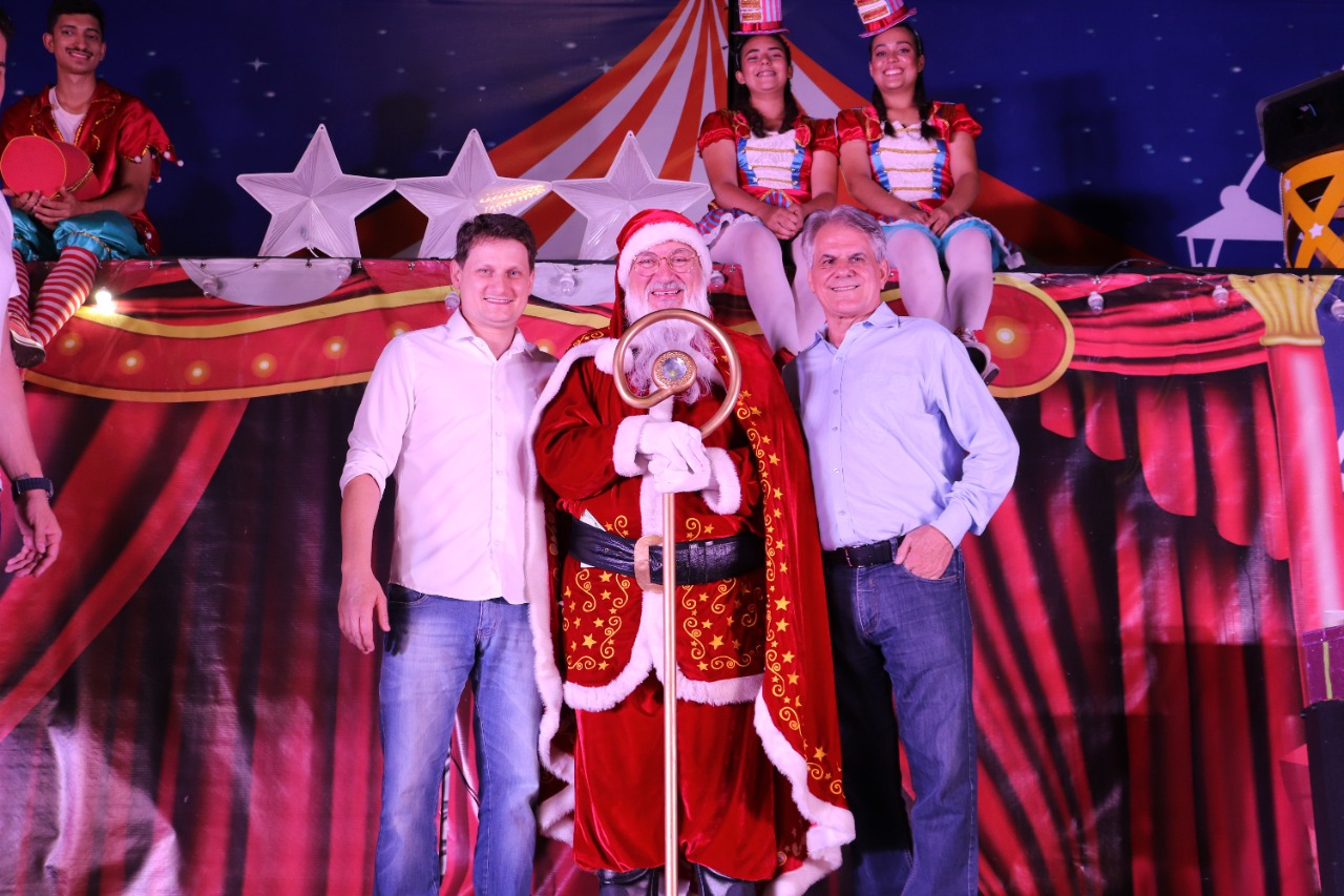 NATAL DE ESPERANÇA E LUZ Espetáculo marcou a chegada do Papai Noel em Palotina