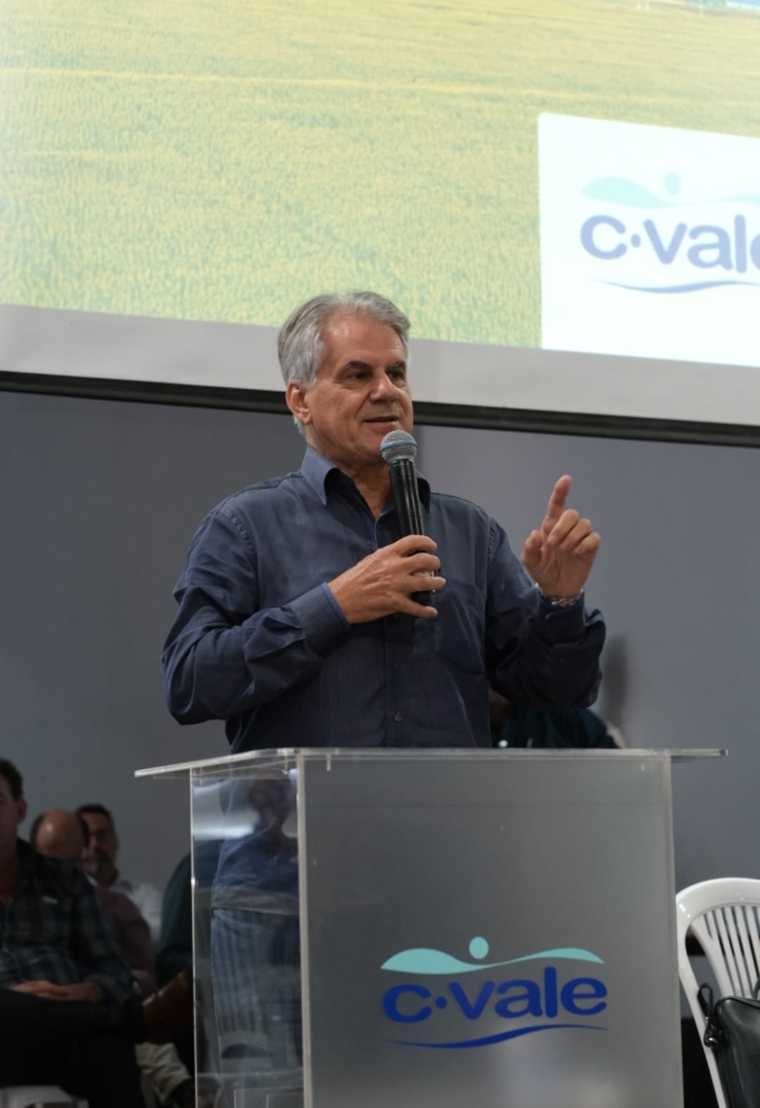 ASSEMBLÉIA C.VALE Prefeito Luiz Ernesto participa da  prestação de contas da cooperativa