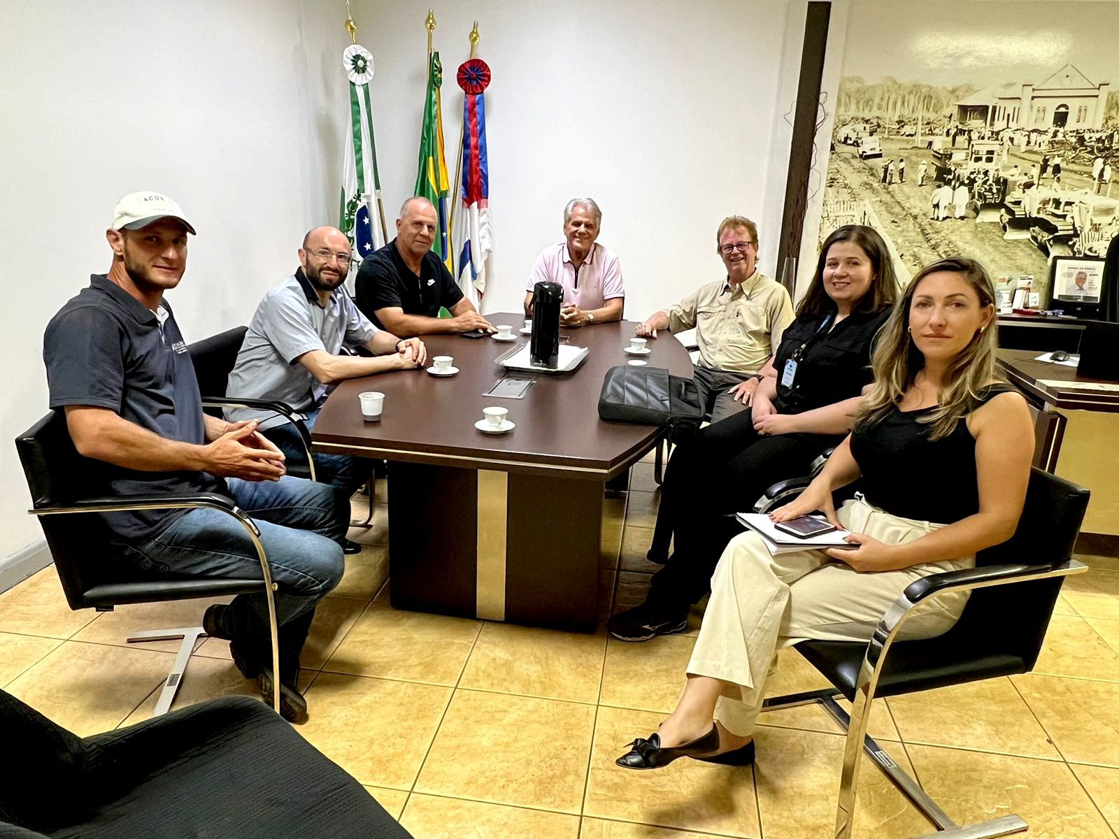 Prefeito Luiz Ernesto participa de reunião com técnicos do IAT
