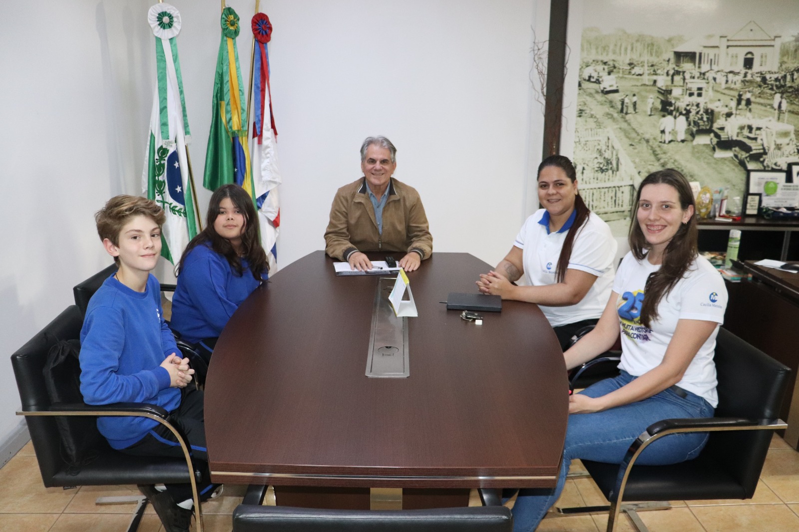 Prefeito Luiz Ernesto recebe alunos do Colégio Cecilia Meirelles