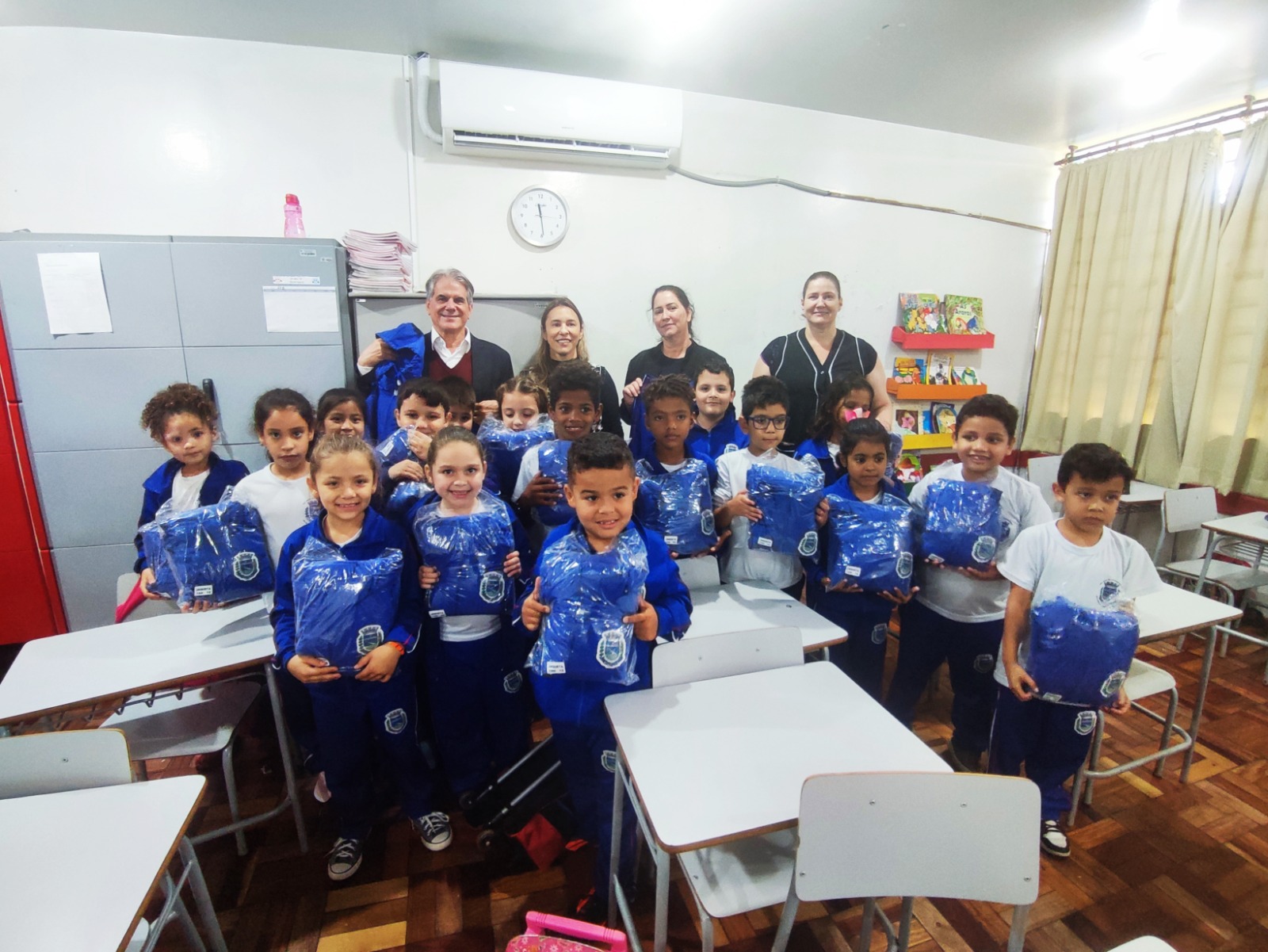Secretaria de Educação e Cultura de Palotina distribui uniformes escolares na Escola Pe. Vitorino Roggia