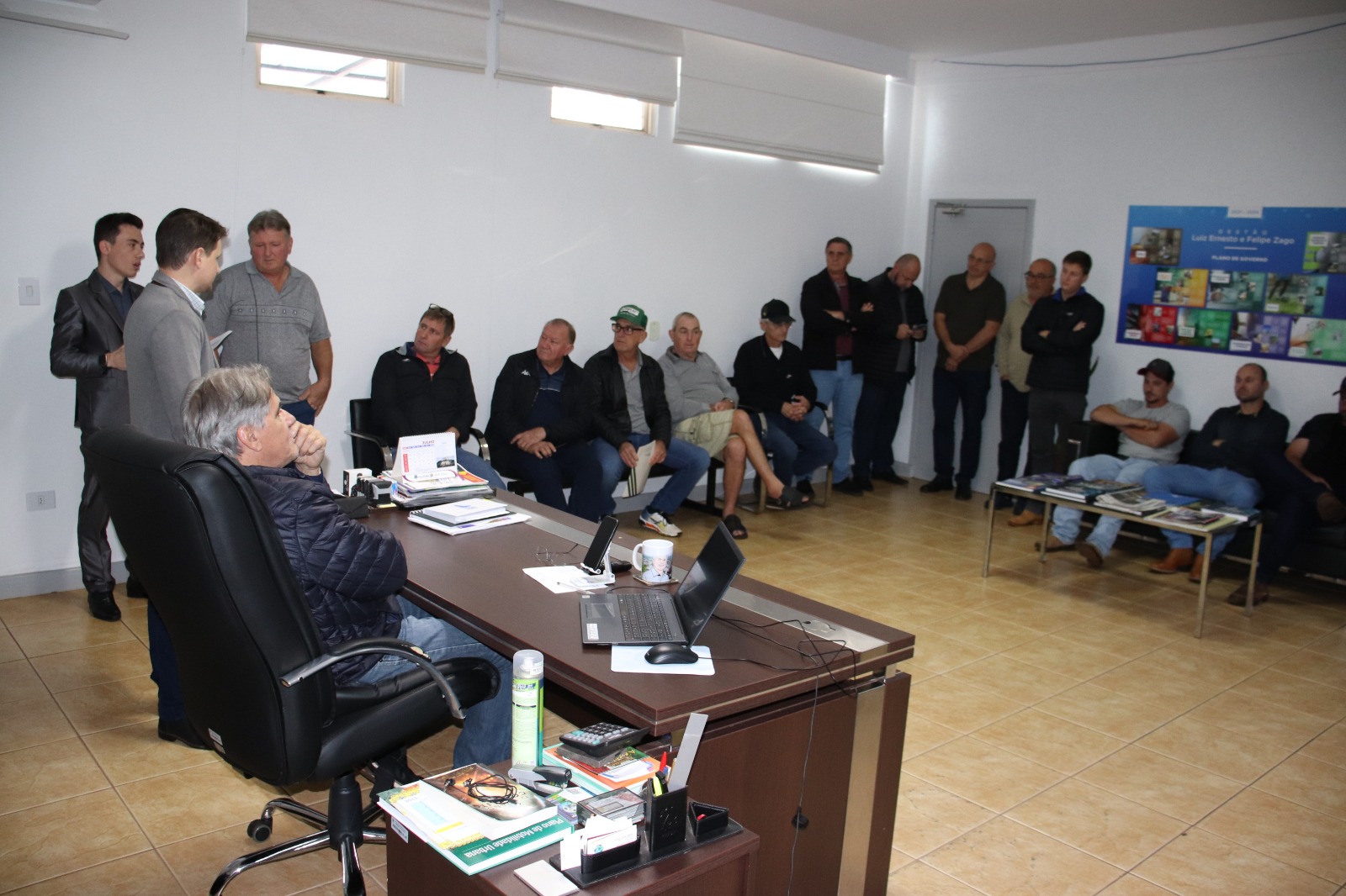 Prefeito Luiz Ernesto explica projeto de pavimentação nas estradas rurais de Água Branca, Palmital e Dois Irmãos