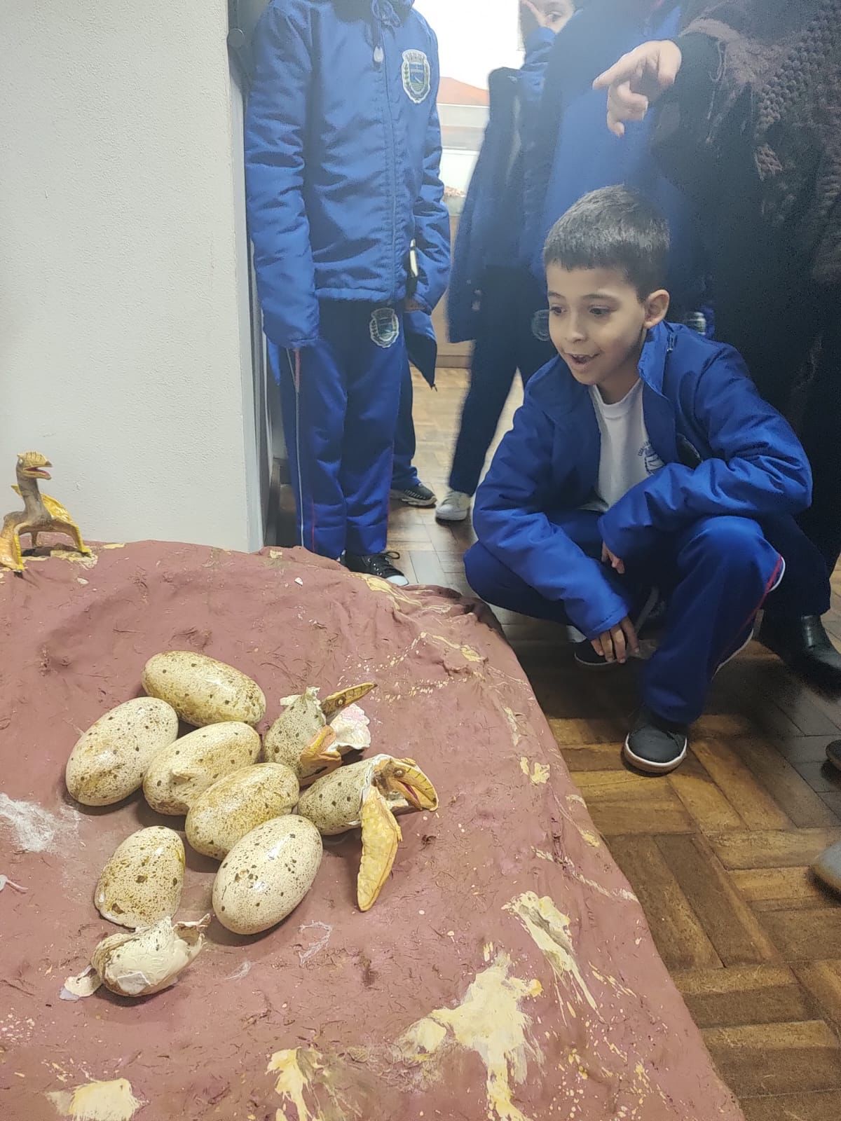 Alunos da Escola Municipal Leonardo Da Vinci visitam Museu de Paleontologia em Cruzeiro do Oeste