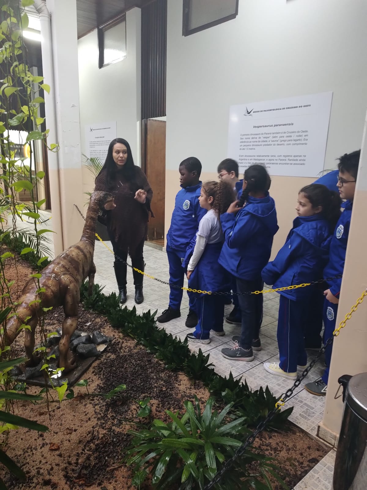 Alunos da Escola Municipal Leonardo Da Vinci visitam Museu de Paleontologia em Cruzeiro do Oeste