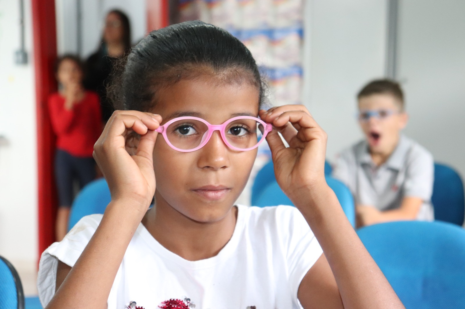 Crianças da Unidade Conviver recebem óculos por meio de parceria entre Município e o Mercadão dos Óculos