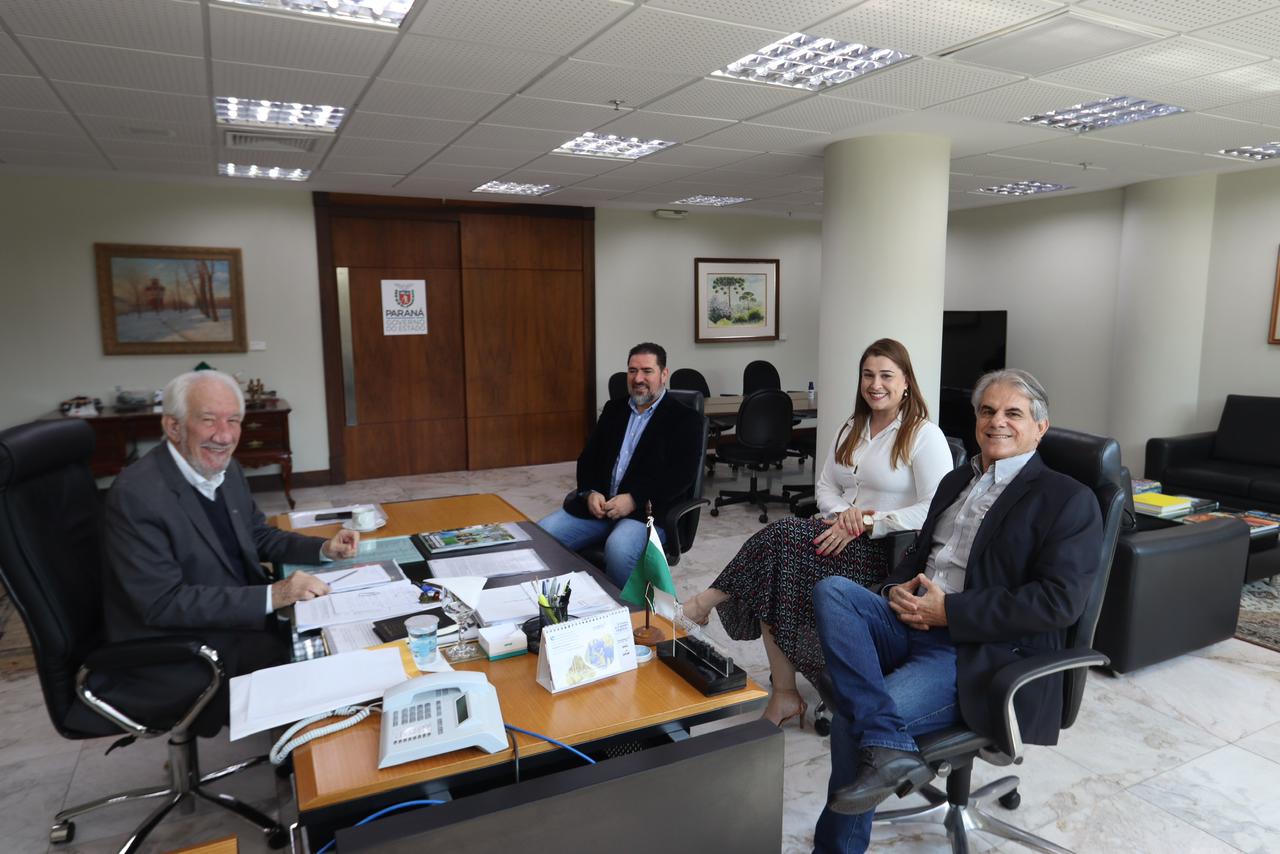 Prefeito Luiz Ernesto apresenta projeto de ampliação do Hospital Municipal em reunião com vice-governador em Curitiba