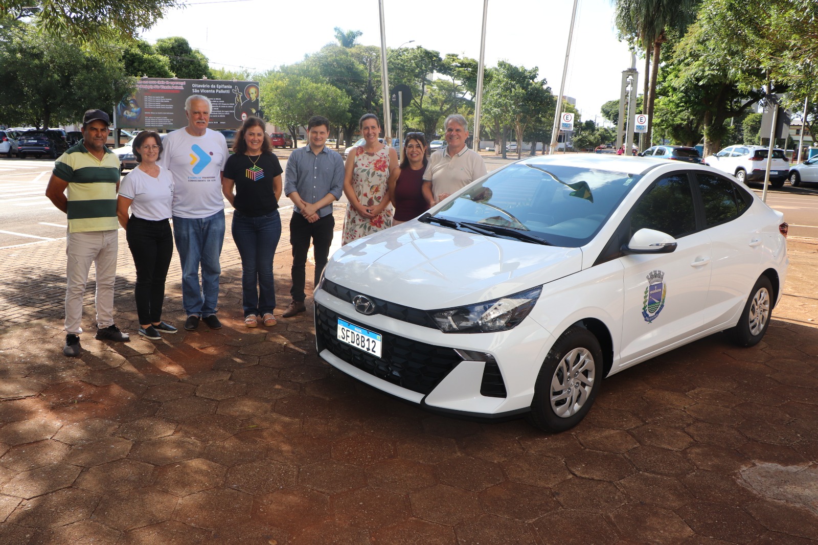 Administração Municipal de Palotina repassa veículo novo à APAE