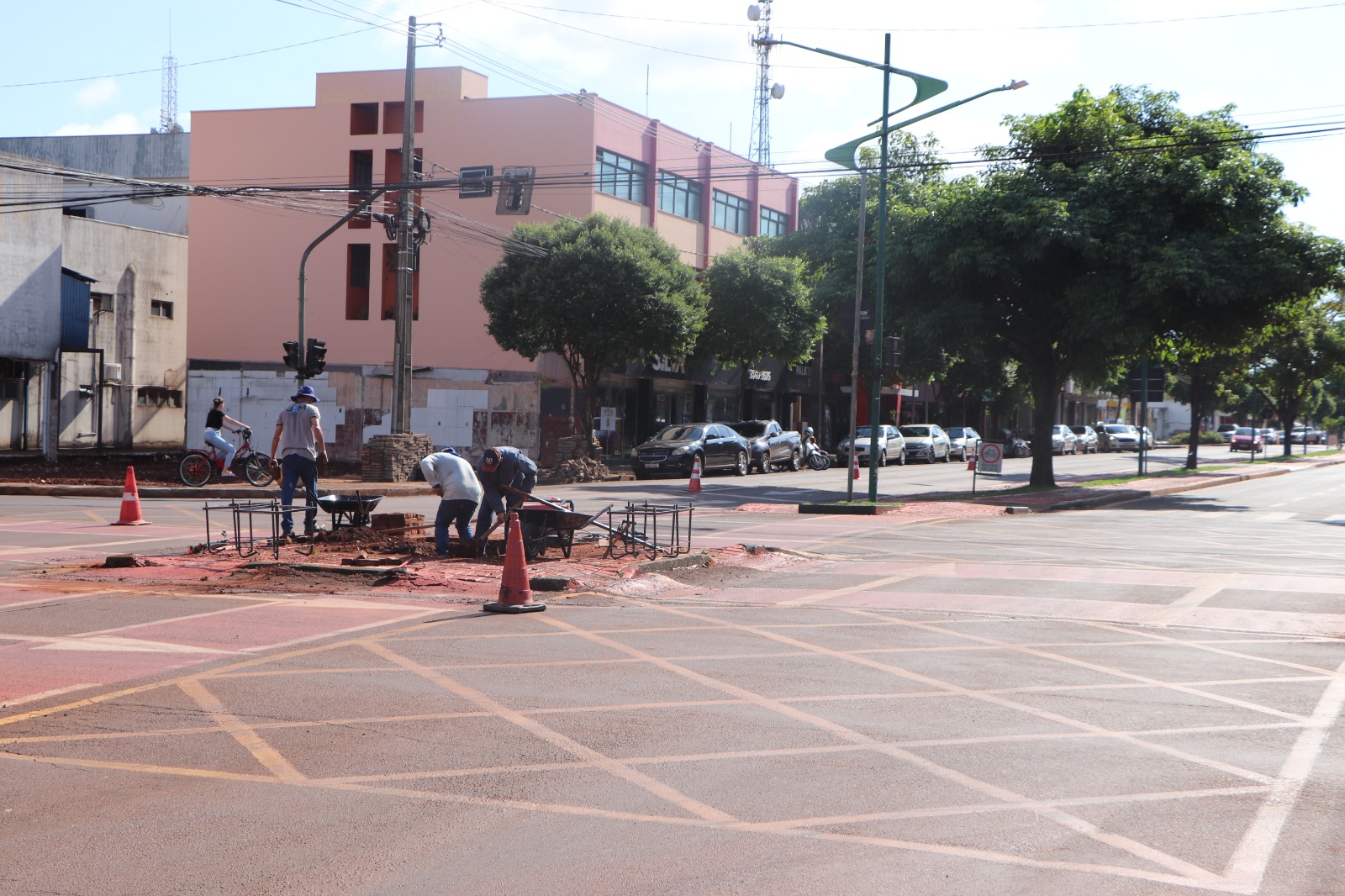 Prefeitura inicia instalação de novo semáforo no cruzamento das avenidas Kennedy e Independência 