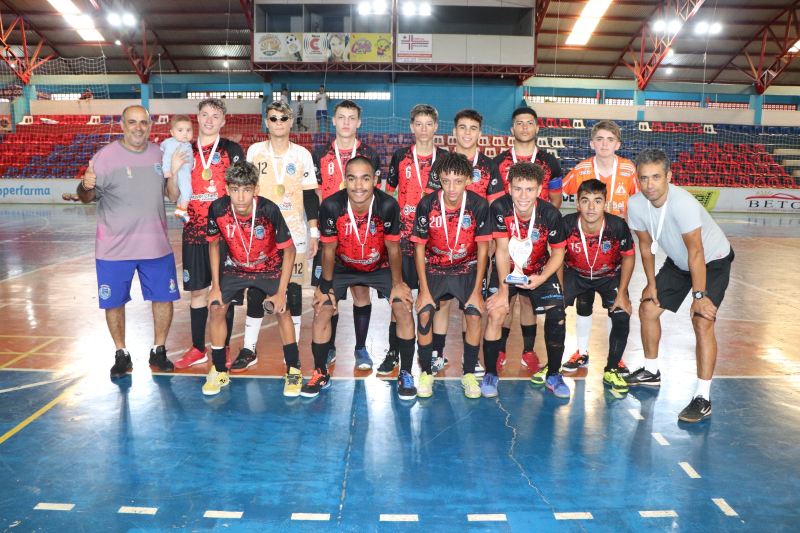 Duas goleadas marcaram as finais do futsal nos Jogos Escolares 