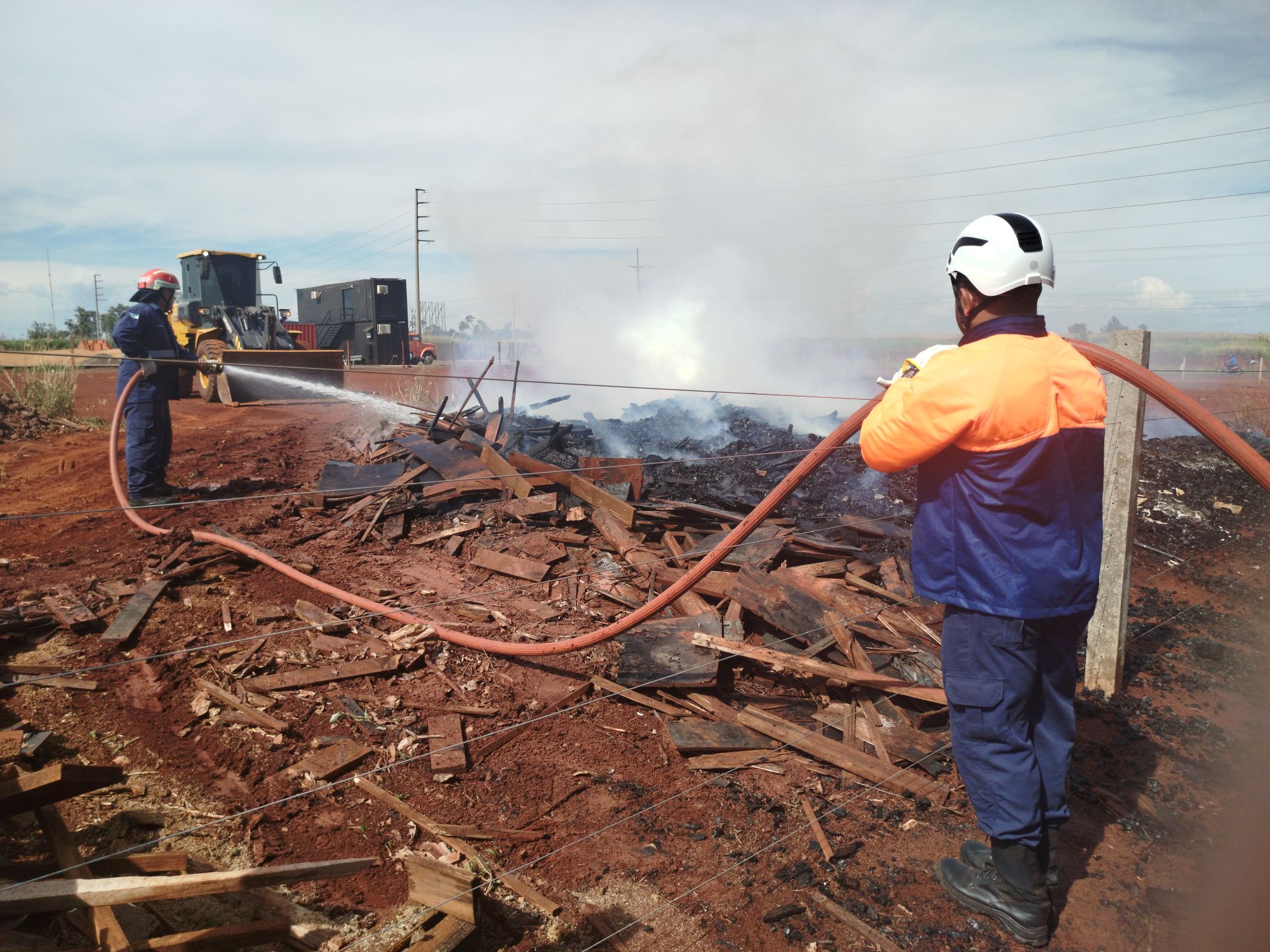 Defesa Civil de Palotina auxilia Corpo de Bombeiros em combate a incêndio