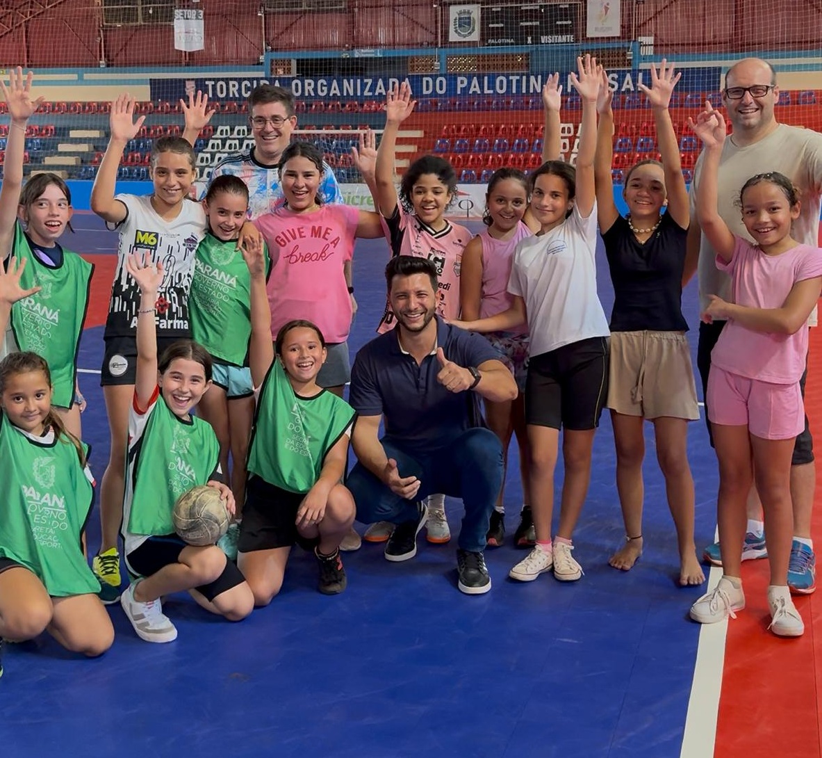 Prefeito Rodrigo Ribeiro acompanha início dos treinos de Futsal feminino