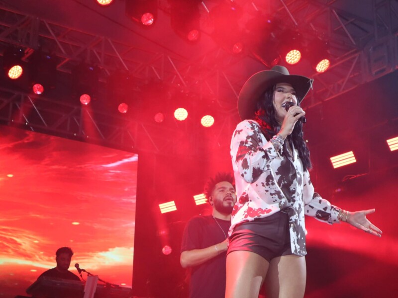 ana-castela-faz-show-para-multidao-no-segundo-dia-da-expo-palotina-2026