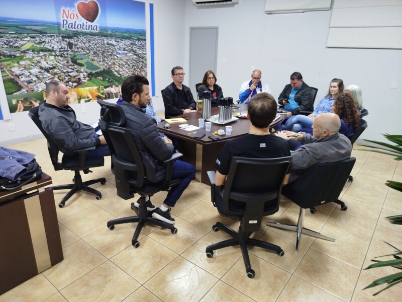 prefeito-rodrigo-ribeiro-e-vice-prefeita-judith-sendtko-se-reunem-com-secretarios-para-avaliar-acoes-e-planejar-novas-iniciativas